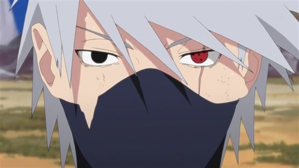 Qual a aparência do rosto de Kakashi sob a máscara e como foi revelado?