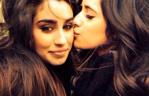 Fanfic / Fanfiction Mais que amigas ( Camren )