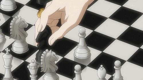 Um cara de anime jogando xadrez sozinho