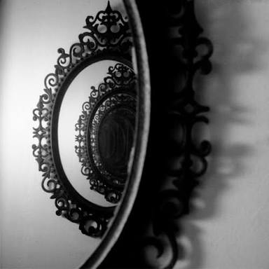 Fanfic / Fanfiction Mirrors - PAREI DE ESCREVER POR UM TEMPO