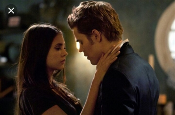 Stelena Epic Love - No 1x01, após a morte de seus pais, Elena ia