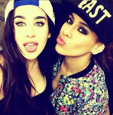 Fanfic / Fanfiction On My Way! {Camren} - What's your name? And Wtf, Dinah?