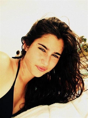 Fanfic / Fanfiction Flowers and Drawings for her - (Camren) - Maldita mulher dos olhos verdes!