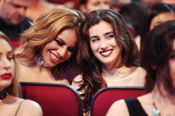 Fanfic / Fanfiction Look At Me (Laurinah). - 1000 Hands