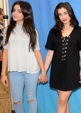 Fanfic / Fanfiction Parading Of Love - Camren - What is love?