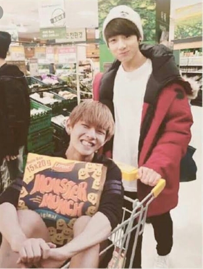 Fanfic / Fanfiction Geek a loser(Imagine JUNGKOOK) - Mercado "Fórmula 1"