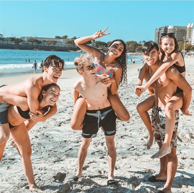 Fanfic / Fanfiction Living a dream- Now United - Casa de férias - Parte III