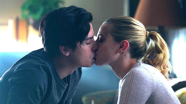 Fanfic / Fanfiction Ela é perfeita - Bughead - Capítulo 54 - interrompidos