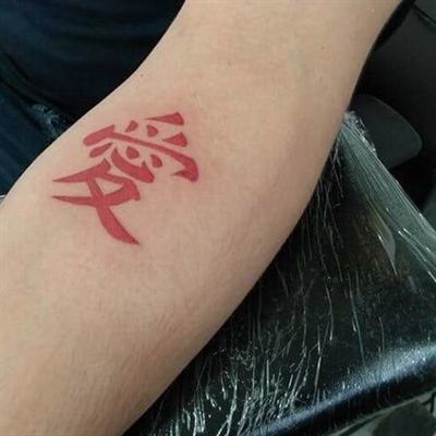 símbolo do gaara tatuagem no pescoço