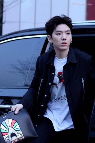 Fanfic / Fanfiction The hot of my Boss (imagine kihyun) - Cirurgia.