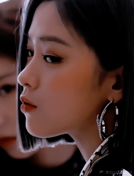 Fanfic / Fanfiction A Little Bit In Love With You (Ryujin - ITZY) - A Questionable Start