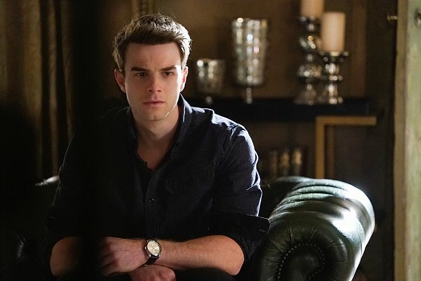 História The love of an original vampire- Kol Mikaelson (EDITADO) -  Something important (Capítulo editado) - História escrita por  Tia_Moon_1995 - Spirit Fanfics e Histórias