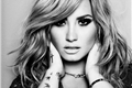 História: Hots com Demi Lovato
