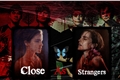 História: Close as strangers