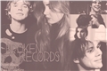 História: Broken Records