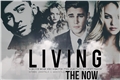 História: Living The Now