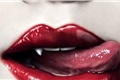 História: Blood trickles between my lips