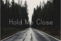 História: Hold Me Close
