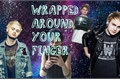 História: Wrapped Around Your Finger