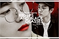 História: Red Lips and Black Glasses