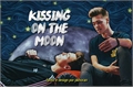 História: Kissing On The Moon