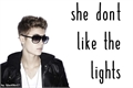 História: She Don&#39;t Like the Lights