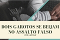História: Dois garotos se beijam no assalto falso - Solangelo