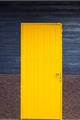 História: Atr&#225;s da porta amarela