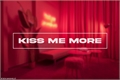 História: Kiss Me More