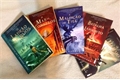 História: Lendo Percy Jackson - todos os livros.