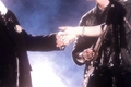 História: Hold My Hand